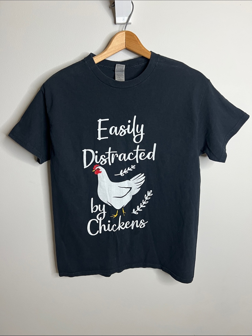 Gildan Black Tee White Chicken Graphic “Easily Distracted by Chickens” Sz Medium